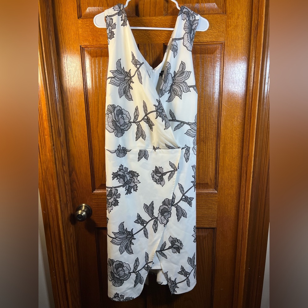 Bebe Woman’s Sleeveless Black & White Floral V Neck Dress 24W NWT